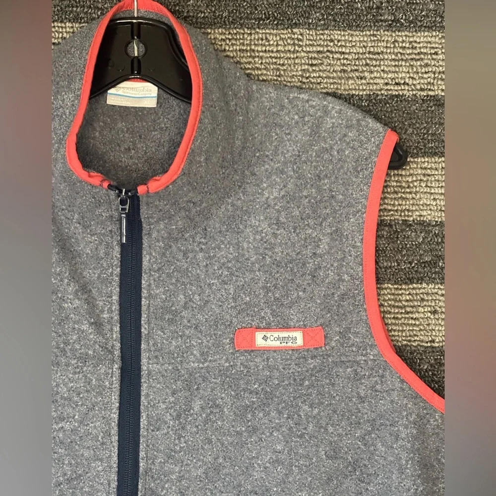 Columbia PFG Heather Gray Fleece Vest with Coral Trim Women’s XL EUC - Picture 2 of 9